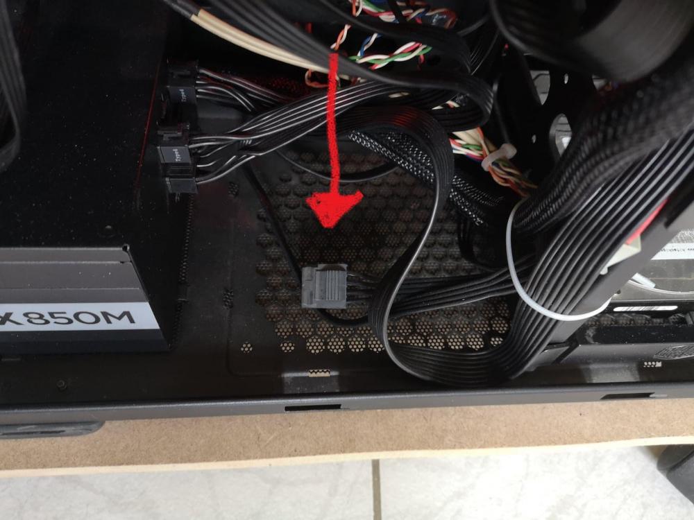 Bas du PC possibilité de mettre un ventiloPAINT.jpg